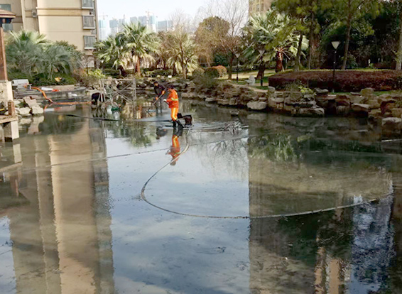 石拐景观池淤泥清理