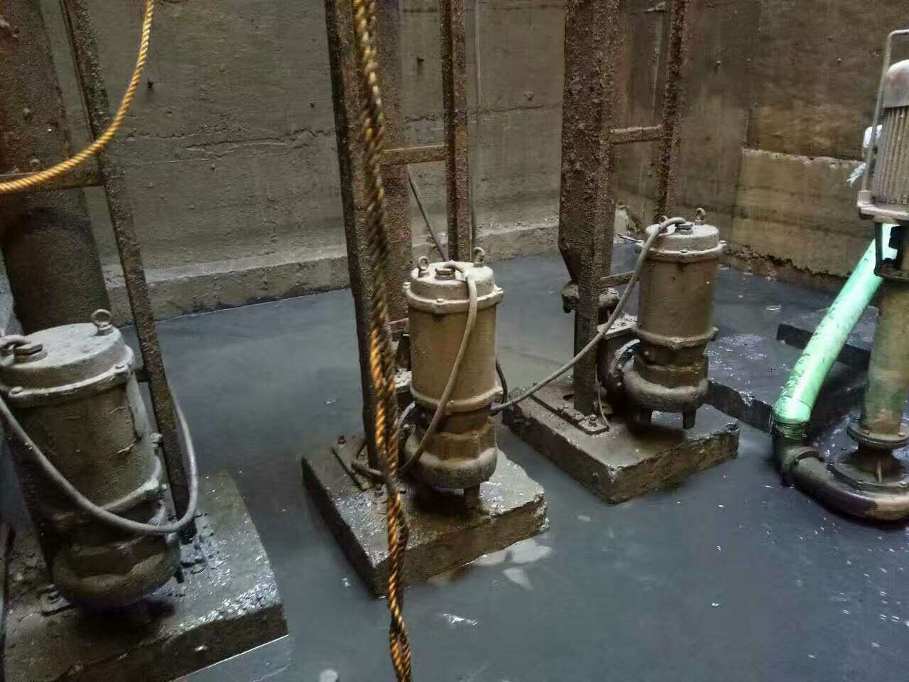 石拐污水池清理