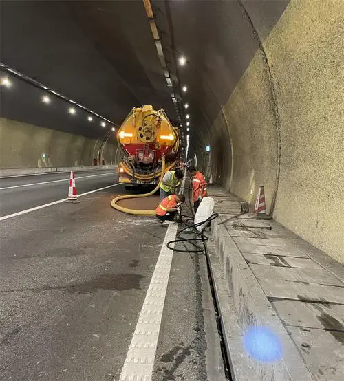 石拐隧道排水渠清淤